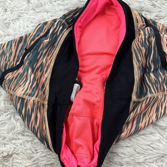 🔥$SALE$🔥 Lululemon Run: Speed Short *4-way Stretch Tiger Water Multi / Black - Picture 3 of 5